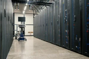 Servidores en data center corporativo protegidos por agente limpio