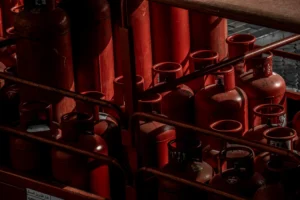 Batería de cilindros rojos industriales de gas para extinción de incendios