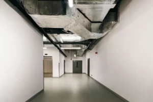 Pasillo técnico industrial con ductos de ventilación