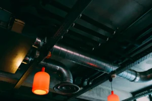 Ductos de extracción e iluminación en techo de cocina industrial