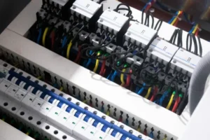 Interior de tablero eléctrico industrial protegido contra incendios
