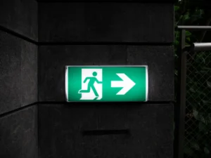 Señalética luminosa verde de salida de emergencia
